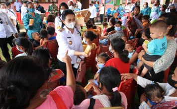 Sosialisasi Stunting di Desa Tembawang Bale, Bupati Karolin Ingatkan Usia Pernikahan