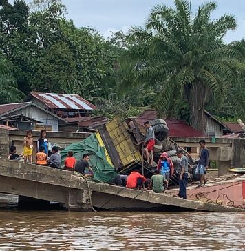 Truk Pengangkut Sembako Terperosok di Dermaga Penyebrangan Sungai Ayak