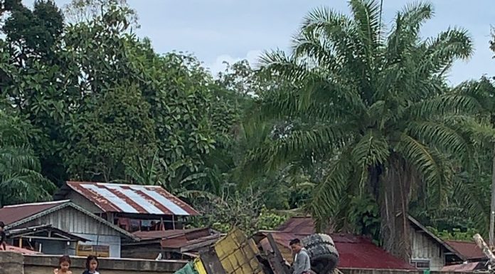 Truk Pengangkut Sembako Terperosok di Dermaga Penyebrangan Sungai Ayak