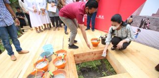 Bupati Karolin Lakukan Peletakan Batu Pertama Pembangunan Goa Maria Salib Suci Ngabang