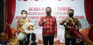 Atusias Masayarakat Landak Hantarkan Purna Tugas Bupati Dan Wakil Bupati