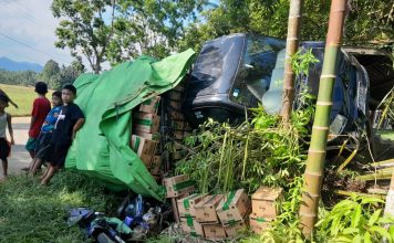 Pecah Ban, Mobil Pick Up Tabrak Bangunan dan Sebuah Sepeda Motor