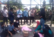 Puluhan Mahasiswa Gelar Aksi Demo di Kantor Bupati Labusel, Minta Pemberian Beasiswa Tidak Pilih Kasih