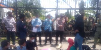 Puluhan Mahasiswa Gelar Aksi Demo di Kantor Bupati Labusel, Minta Pemberian Beasiswa Tidak Pilih Kasih