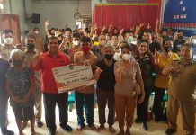 Ketua DPRD Landak Serahkan Bantuan Rumah Swadaya Program BSRS di Dua Kecamatan