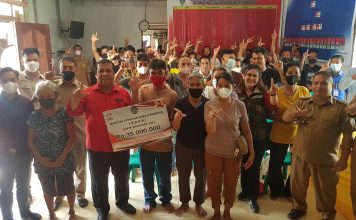 Ketua DPRD Landak Serahkan Bantuan Rumah Swadaya Program BSRS di Dua Kecamatan