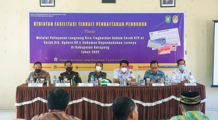 Asisten Setda Bidang Pemerintah dan Kesra Ketapang Buka Sosialisasi Fasilitas Pendaftaran Kependudukan