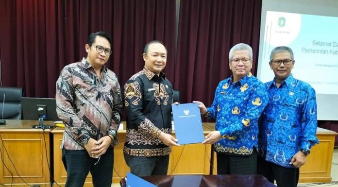 Sekda Ketapang Serahkan Aset Jalan Yang Berstatus Jalan Provinsi