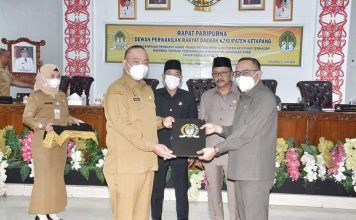 Sekda Ketapang Hadiri Paripurna Penyampaian Pendapat Akhir Fraksi DPRD Terhadap Raperda Pertanggung Jawaban Pelaksanaan APBD Ta 2022