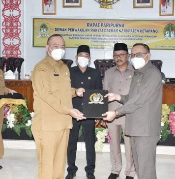 Sekda Ketapang Hadiri Paripurna Penyampaian Pendapat Akhir Fraksi DPRD Terhadap Raperda Pertanggung Jawaban Pelaksanaan APBD Ta 2022