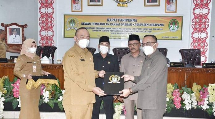 Sekda Ketapang Hadiri Paripurna Penyampaian Pendapat Akhir Fraksi DPRD Terhadap Raperda Pertanggung Jawaban Pelaksanaan APBD Ta 2022