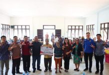 Serahkan Bantuan Rumah Swadaya di Desa Darit, Ketua DPRD Landak Heri Saman : Ini Komitmen Kita Bersama