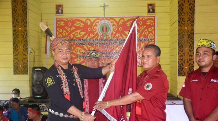 Sekda Ketapang Lantik Pengurus Pakomoan Dayak Kanayatn Sandai