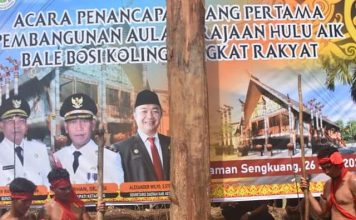 Sekda Ketapang Tancap Tiang Pertama Dimulainya Pembanguan Aula Kerajaan Hulu Aik