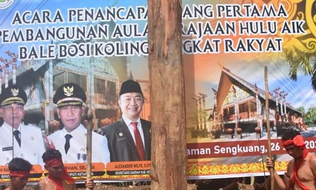Sekda Ketapang Tancap Tiang Pertama Dimulainya Pembanguan Aula Kerajaan Hulu Aik