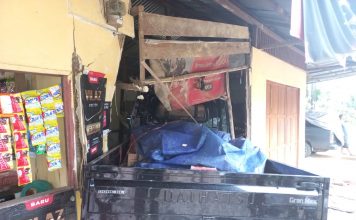 Laka Tunggal Mobil Pick Up Tabrak Rumah Warga di Sidas