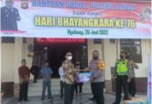 Polres Landak dan Polsek Jajaran Serahkan Bantuan Sosial Kepada Masyarakat