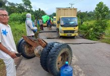 Jembatan Ruas Jalan Nasional Penghubung Kalbar dan Kalteng di Toba Sanggau Retak