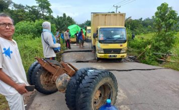 Jembatan Ruas Jalan Nasional Penghubung Kalbar dan Kalteng di Toba Sanggau Retak