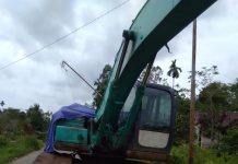 Tutup Badan Jalan Exavator di Jalan Parit Timur Simpang Hilir Kayong Utara Tak Kunjung Dipindahkan