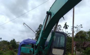 Tutup Badan Jalan Exavator di Jalan Parit Timur Simpang Hilir Kayong Utara Tak Kunjung Dipindahkan
