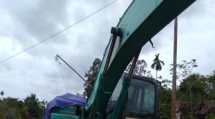 Tutup Badan Jalan Exavator di Jalan Parit Timur Simpang Hilir Kayong Utara Tak Kunjung Dipindahkan