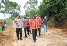 Tinjau Lokasi Lonsor di Pahuman, Pj Bupati Landak Himbau Masyarakat Selalu Waspada