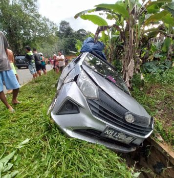 Hindari Lubang Dua Mobil Terlibat Tabrakan di Sengah Temila