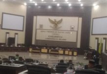 Listik Kerap Padam Warnai Sidang Paripurna DPRD Labusel