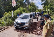 Ruas Jalan Penghubung di Desa Padang Pio Ambruk, Arus Lalulintas Sempat Macet