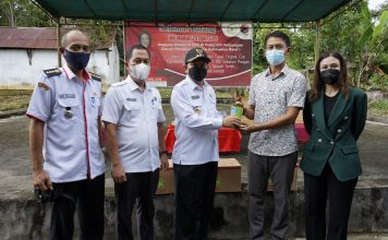 Pemkab Landak Terima Bantuan Pupuk Cair Organik Dari Anggota DPR RI Maria Lestari
