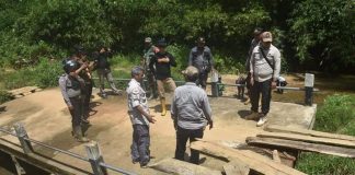 Sekda Ketapang Tinjau Jalan dan Jembatan Rusak di Simpang Hulu