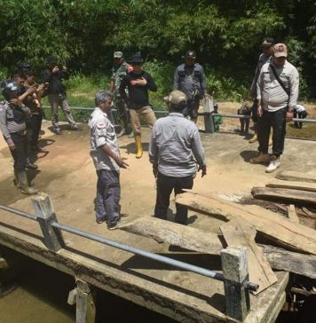 Sekda Ketapang Tinjau Jalan dan Jembatan Rusak di Simpang Hulu