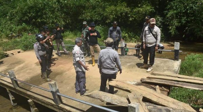 Sekda Ketapang Tinjau Jalan dan Jembatan Rusak di Simpang Hulu
