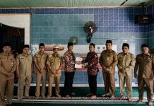 Wabup Ketapang Farhan Serahkan Dana Hibah Kepada Pengurus Masjid dan Pondok Pesantren di Delta Pawan