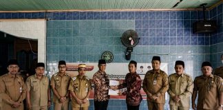 Wabup Ketapang Farhan Serahkan Dana Hibah Kepada Pengurus Masjid dan Pondok Pesantren di Delta Pawan