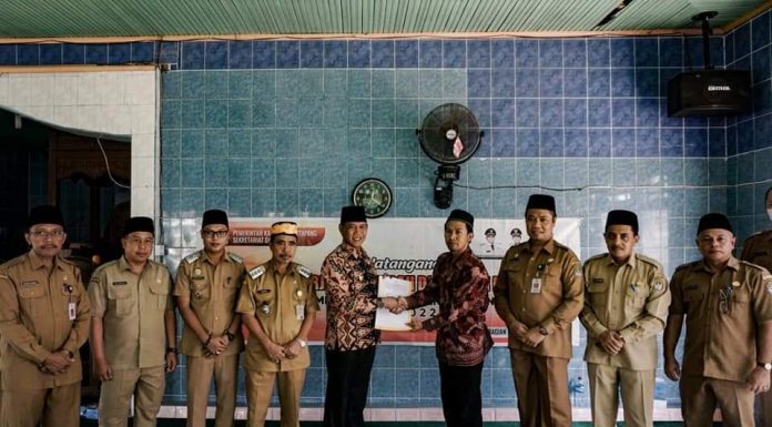 Wabup Ketapang Farhan Serahkan Dana Hibah Kepada Pengurus Masjid dan Pondok Pesantren di Delta Pawan