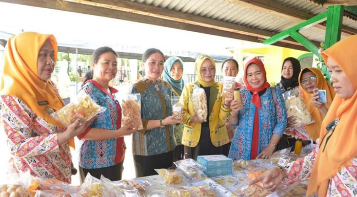 Ketua dan Wakil Ketua PKK Ketapang Jadi Juri Penilaian Lomba PKK Tingkat Kecamatan