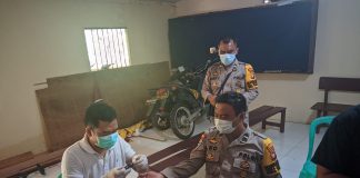 Warga Desa Darit dan Anggota Polsek Menyuke Cek Kesehatan Penyakit Tidak Menular