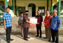Pj Bupati Landak Serahkan Bantuan Sapi Kurban dari Pemerintah Provinsi Kalbar