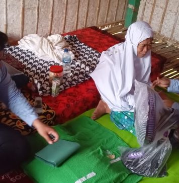 Peduli Sesama Relawan Gema Pemakasan Salurkan Bantuan Kepada Lansia di Desa Kacok