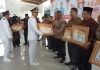 Peringatan Hari Jadi Labusel ke-14, Bupati Berikan Piagam Penghargaan ke Sejumlah Tokoh Pemekaran