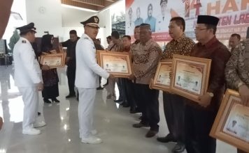 Peringatan Hari Jadi Labusel ke-14, Bupati Berikan Piagam Penghargaan ke Sejumlah Tokoh Pemekaran