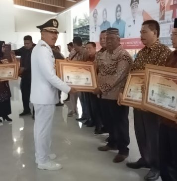 Peringatan Hari Jadi Labusel ke-14, Bupati Berikan Piagam Penghargaan ke Sejumlah Tokoh Pemekaran