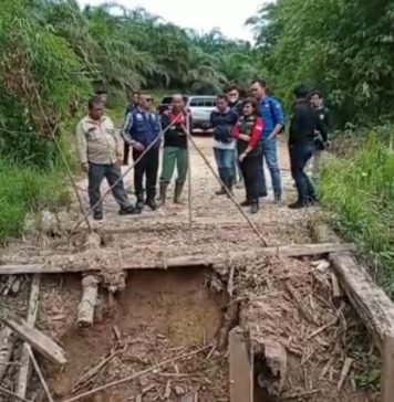 Heri Saman Tinjau Kondisi Jembatan dan Jalan Rusak di Desa Angkanyar