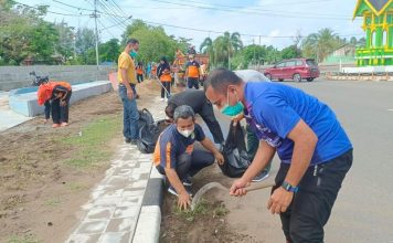 Sekda Pimpin Kegiatan Gotong Royong Bersihkan Bahu Jalan di Seputar Kota Ketapang