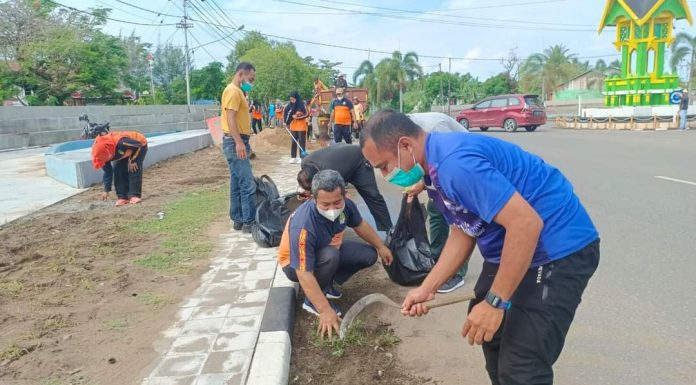 Sekda Pimpin Kegiatan Gotong Royong Bersihkan Bahu Jalan di Seputar Kota Ketapang