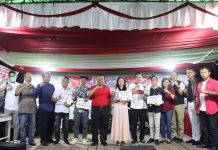 Ketua DPRD Landak Heri Saman Serahkan Piala Pemenang Lomba Karoke di Mandor