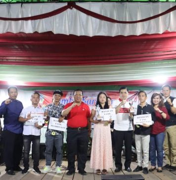 Ketua DPRD Landak Heri Saman Serahkan Piala Pemenang Lomba Karoke di Mandor