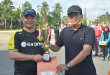Sekda Ketapang Serahkan Hadiah Kepada Pemenang Lomba HUT Ke-77 Republik Indonesia Tingkat OPD